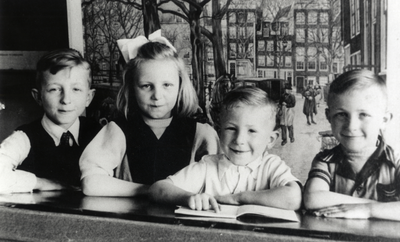 109143 Groepsportret van vier leerlingen (vermoedelijk familie) op een onbekende lagere school in de wijk Ondiep te Utrecht.